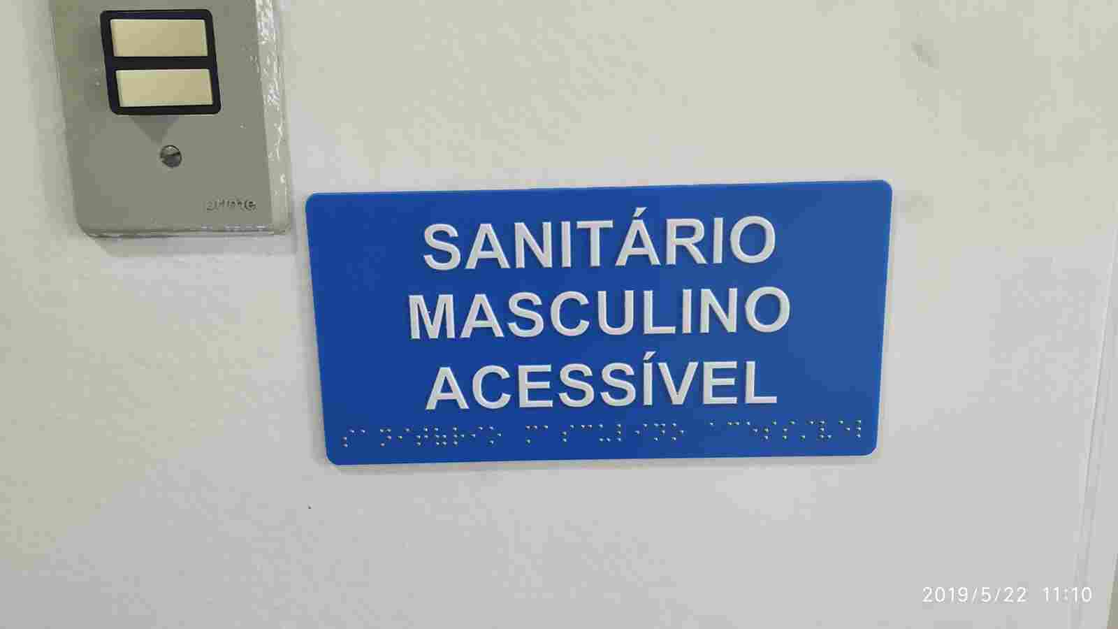 Placa de sinalização tátil braile, indicando sanitários. 